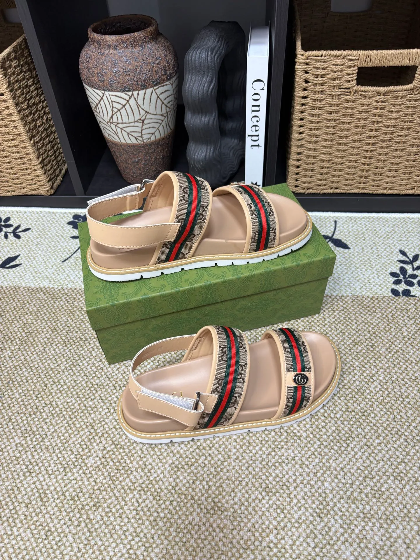 Factory 💰 300 yuan Gucci slippers] high-end men's shoes brand official website 1:1 latest masterpiece: original mold customization, the fabric is made of imported original materials, upgraded outsole, lighter and non-slip. The market's top quality, simple yet tasteful, a must-have for fashionistas, fashionable at your feet, full of confidence, the same style at the counter 👍The season of summer slippers is here. Code: 38-45 (45 customized)